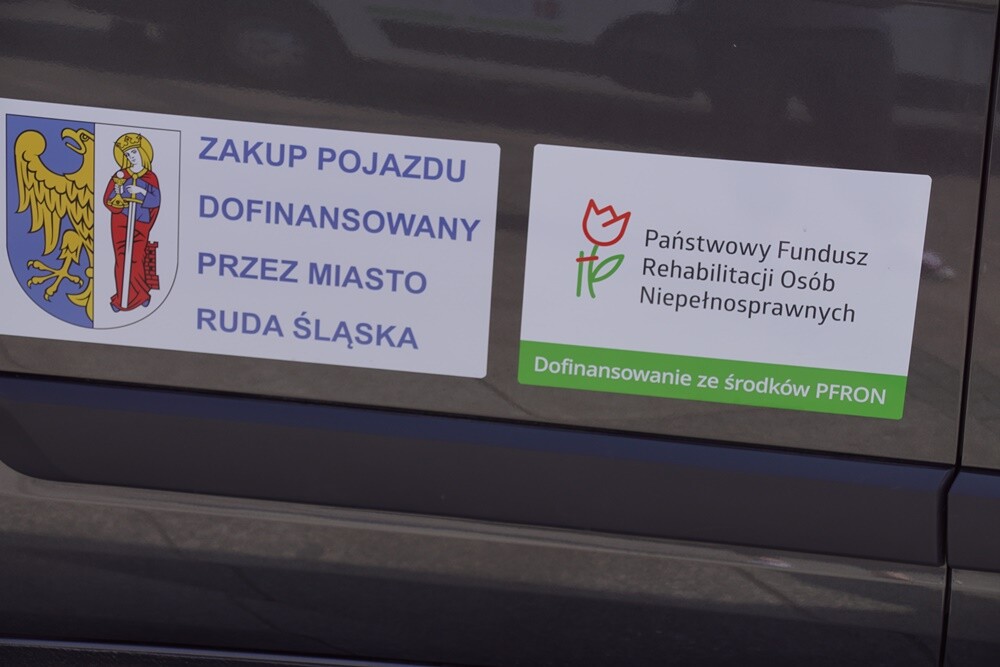 Pięć nowych pojazdów trafiło dziś do rudzkich ośrodków wspomagających osoby niepełnosprawne w mieście.