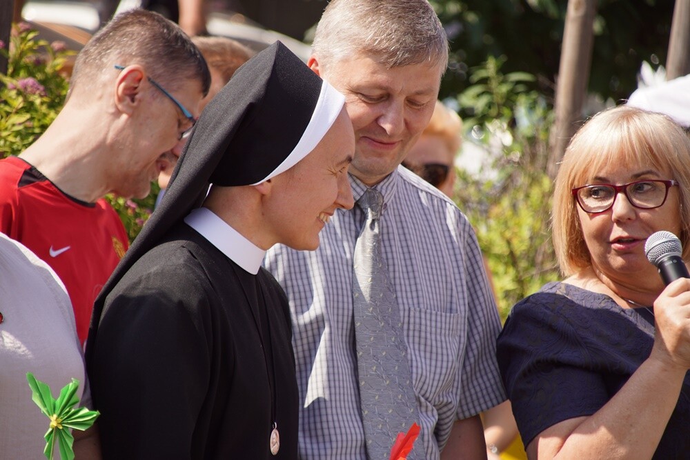 Pięć nowych pojazdów trafiło dziś do rudzkich ośrodków wspomagających osoby niepełnosprawne w mieście.