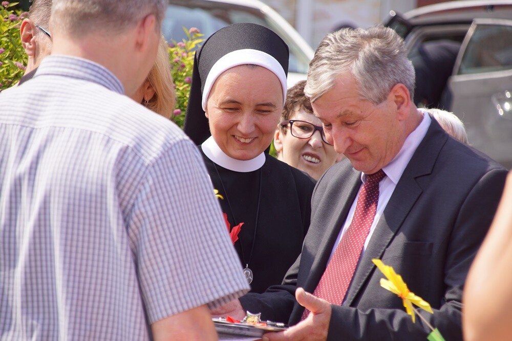 Pięć nowych pojazdów trafiło dziś do rudzkich ośrodków wspomagających osoby niepełnosprawne w mieście.