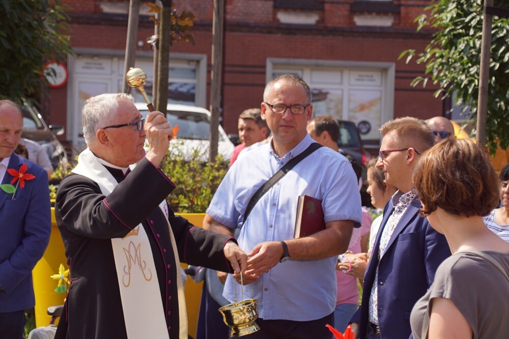Pięć nowych pojazdów trafiło dziś do rudzkich ośrodków wspomagających osoby niepełnosprawne w mieście.