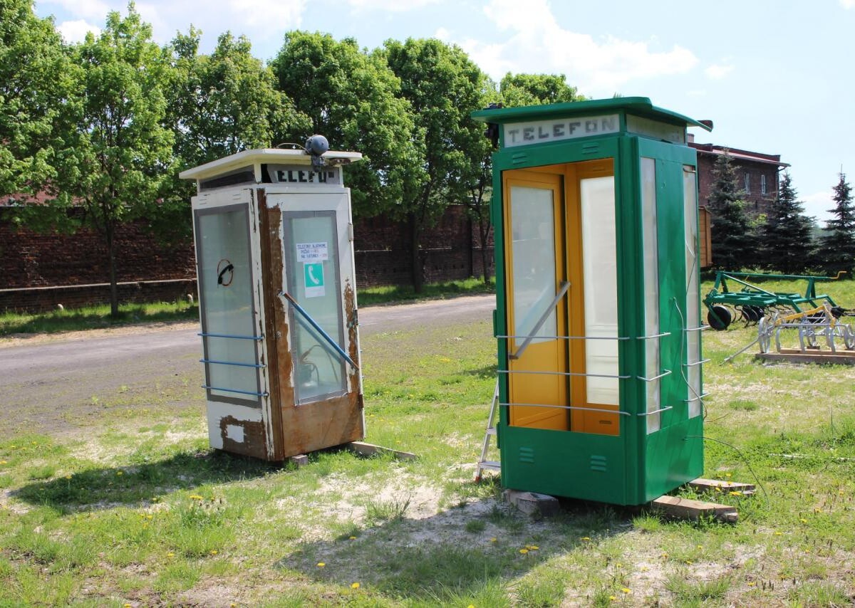 Kultowy maluch, stary autobus, budki telefoniczne, maszyny i urządzenia rolnicze, a także pomniki - to tylko niektóre nowe eksponaty, jakie będzie można podziwiać w rudzkim Muzeum PRL-u / fot. UM Ruda Śląska