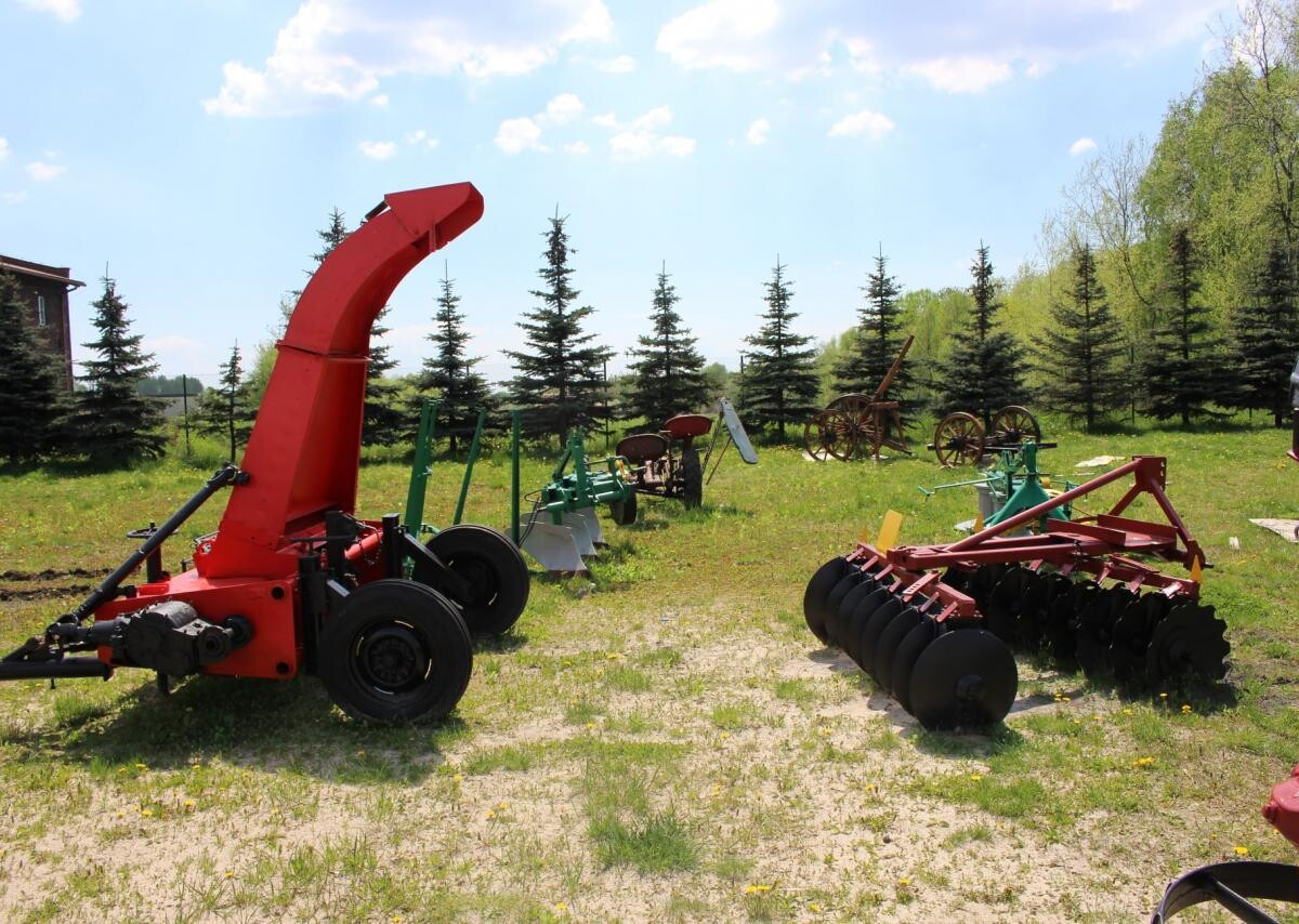 Kultowy maluch, stary autobus, budki telefoniczne, maszyny i urządzenia rolnicze, a także pomniki - to tylko niektóre nowe eksponaty, jakie będzie można podziwiać w rudzkim Muzeum PRL-u / fot. UM Ruda Śląska