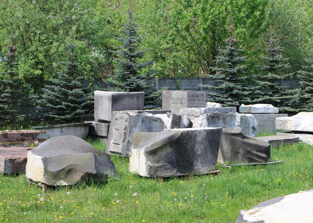 Kultowy maluch, stary autobus, budki telefoniczne, maszyny i urządzenia rolnicze, a także pomniki - to tylko niektóre nowe eksponaty, jakie będzie można podziwiać w rudzkim Muzeum PRL-u / fot. UM Ruda Śląska