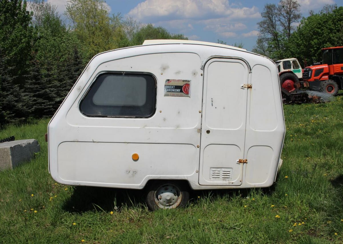 Kultowy maluch, stary autobus, budki telefoniczne, maszyny i urządzenia rolnicze, a także pomniki - to tylko niektóre nowe eksponaty, jakie będzie można podziwiać w rudzkim Muzeum PRL-u / fot. UM Ruda Śląska