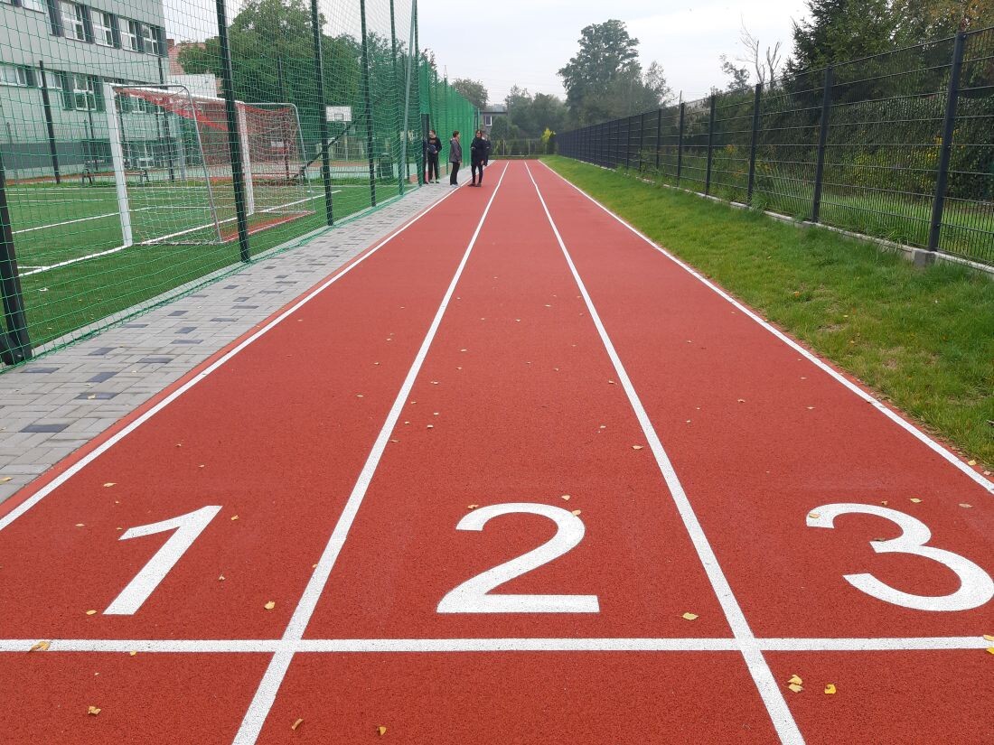 Boisko do siatkówki, koszykówki i piłki nożnej, bieżnia do sprintu, a nawet rzutnia do pchnięcia kulą - to zestaw nowych obiektów sportowych, które zostały dzisiaj oddane do użytkowania uczniom Zespołu Szkół nr 6 im. Mikołaja Kopernika w Rudzie Śląskiej. "W przyszłym roku takich inwestycji będzie o wiele mniej" - mówił podczas oficjalnego otwarcia wiceprezydent Krzysztof Mejer.