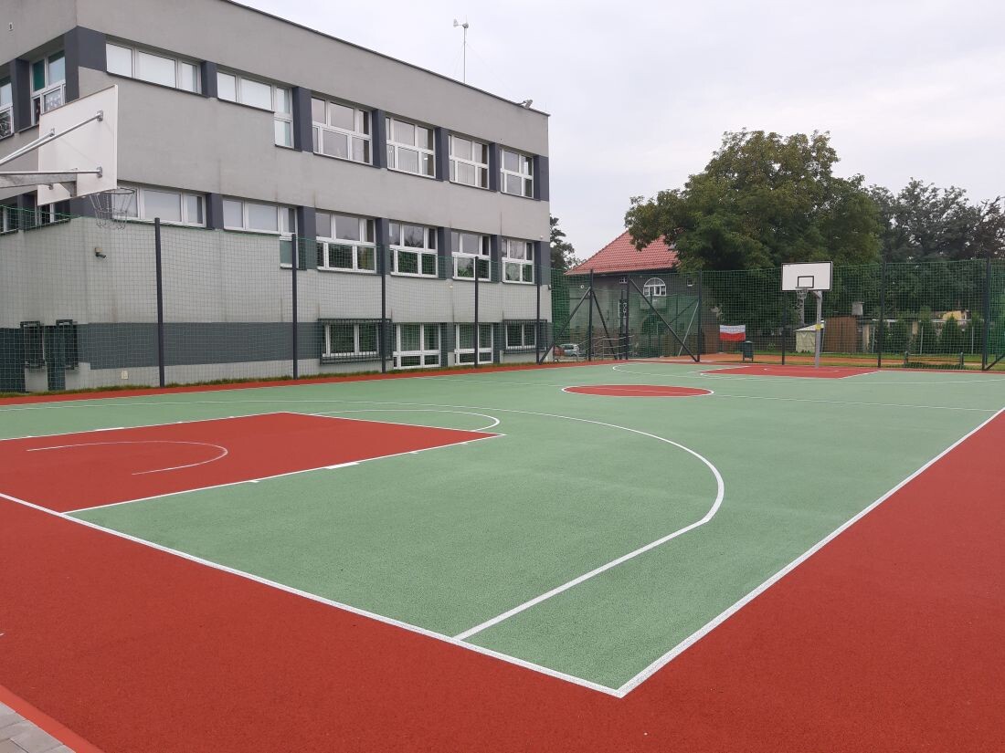 Boisko do siatkówki, koszykówki i piłki nożnej, bieżnia do sprintu, a nawet rzutnia do pchnięcia kulą - to zestaw nowych obiektów sportowych, które zostały dzisiaj oddane do użytkowania uczniom Zespołu Szkół nr 6 im. Mikołaja Kopernika w Rudzie Śląskiej. "W przyszłym roku takich inwestycji będzie o wiele mniej" - mówił podczas oficjalnego otwarcia wiceprezydent Krzysztof Mejer.