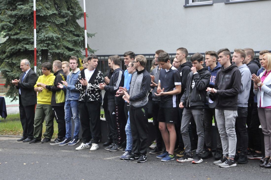 Boisko do siatkówki, koszykówki i piłki nożnej, bieżnia do sprintu, a nawet rzutnia do pchnięcia kulą - to zestaw nowych obiektów sportowych, które zostały dzisiaj oddane do użytkowania uczniom Zespołu Szkół nr 6 im. Mikołaja Kopernika w Rudzie Śląskiej. "W przyszłym roku takich inwestycji będzie o wiele mniej" - mówił podczas oficjalnego otwarcia wiceprezydent Krzysztof Mejer.