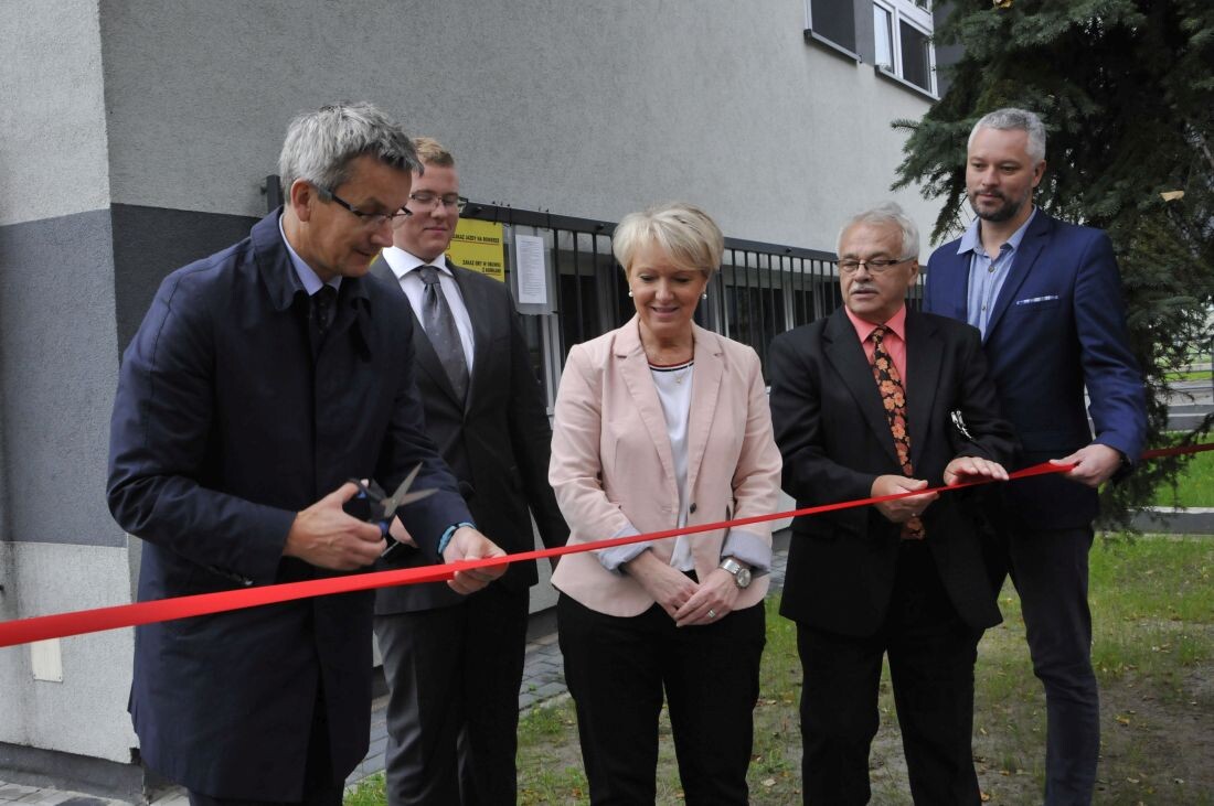 Boisko do siatkówki, koszykówki i piłki nożnej, bieżnia do sprintu, a nawet rzutnia do pchnięcia kulą - to zestaw nowych obiektów sportowych, które zostały dzisiaj oddane do użytkowania uczniom Zespołu Szkół nr 6 im. Mikołaja Kopernika w Rudzie Śląskiej. "W przyszłym roku takich inwestycji będzie o wiele mniej" - mówił podczas oficjalnego otwarcia wiceprezydent Krzysztof Mejer.