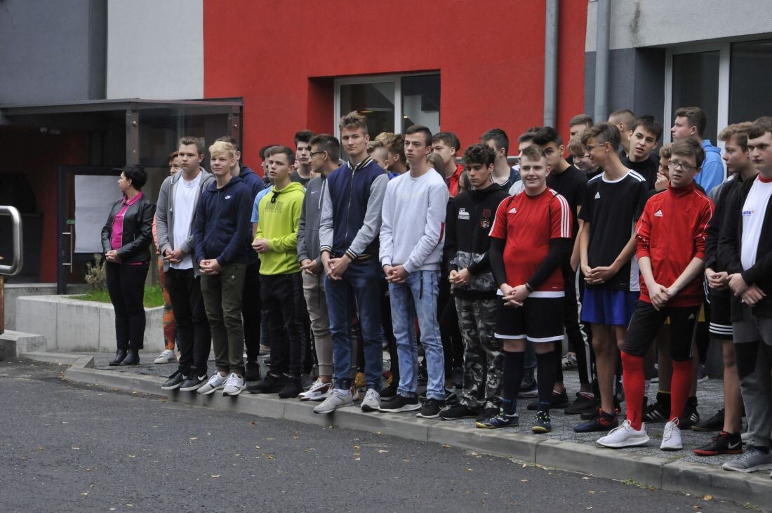 Boisko do siatkówki, koszykówki i piłki nożnej, bieżnia do sprintu, a nawet rzutnia do pchnięcia kulą - to zestaw nowych obiektów sportowych, które zostały dzisiaj oddane do użytkowania uczniom Zespołu Szkół nr 6 im. Mikołaja Kopernika w Rudzie Śląskiej. "W przyszłym roku takich inwestycji będzie o wiele mniej" - mówił podczas oficjalnego otwarcia wiceprezydent Krzysztof Mejer.