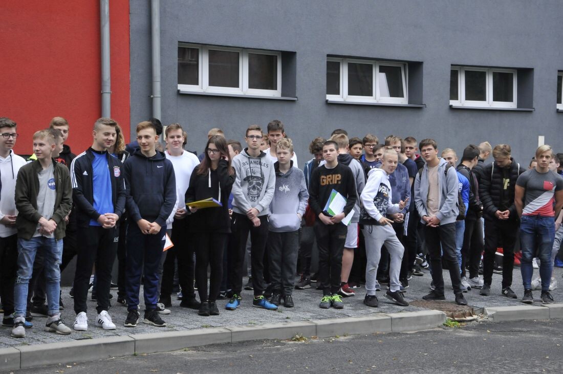 Boisko do siatkówki, koszykówki i piłki nożnej, bieżnia do sprintu, a nawet rzutnia do pchnięcia kulą - to zestaw nowych obiektów sportowych, które zostały dzisiaj oddane do użytkowania uczniom Zespołu Szkół nr 6 im. Mikołaja Kopernika w Rudzie Śląskiej. "W przyszłym roku takich inwestycji będzie o wiele mniej" - mówił podczas oficjalnego otwarcia wiceprezydent Krzysztof Mejer.