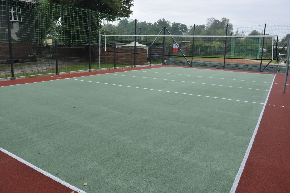 Boisko do siatkówki, koszykówki i piłki nożnej, bieżnia do sprintu, a nawet rzutnia do pchnięcia kulą - to zestaw nowych obiektów sportowych, które zostały dzisiaj oddane do użytkowania uczniom Zespołu Szkół nr 6 im. Mikołaja Kopernika w Rudzie Śląskiej. "W przyszłym roku takich inwestycji będzie o wiele mniej" - mówił podczas oficjalnego otwarcia wiceprezydent Krzysztof Mejer.