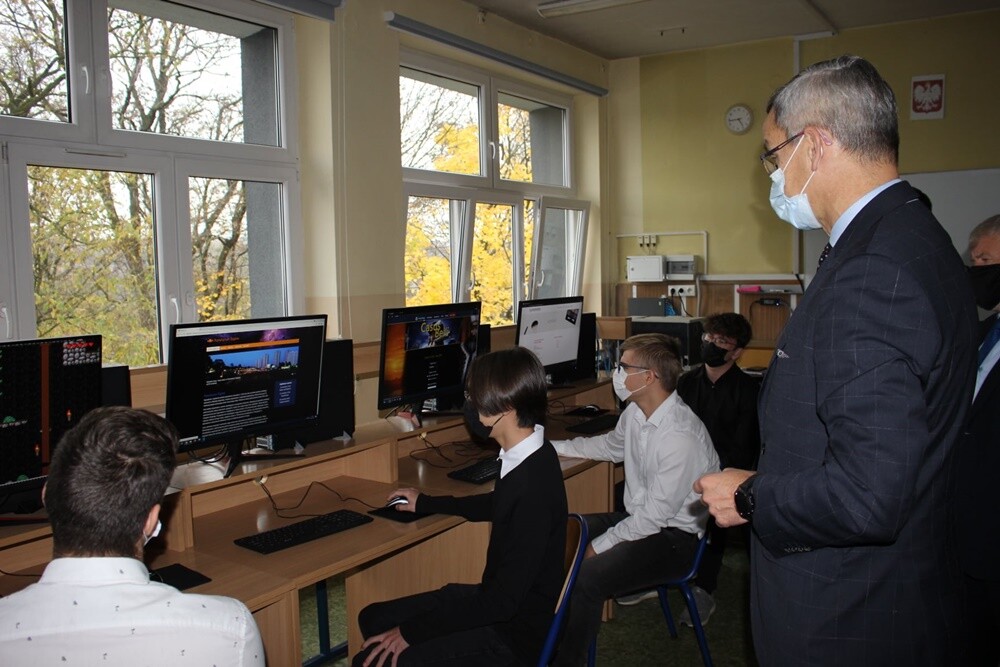 Wczoraj w Zespole Szkół nr 6 im. M. Kopernika uroczyście zostały otwarte zmodernizowane pracownie zawodowe.