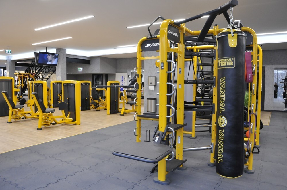 Jeszcze niedawno budynek Hermesu straszył zaniedbaną, podupadłą bryła opuszczonego budynku, teraz jednak powoli wraca do życia - w środku znajduje się nowoczesna siłownia i atrakcyjna dla dzieci sala zabaw.