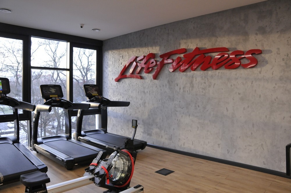 Jeszcze niedawno budynek Hermesu straszył zaniedbaną, podupadłą bryła opuszczonego budynku, teraz jednak powoli wraca do życia - w środku znajduje się nowoczesna siłownia i atrakcyjna dla dzieci sala zabaw.