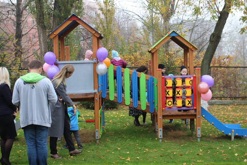 Nowy plac zabaw, plenerowa gra w klasy oraz ścieżka sensoryczna – to atrakcje, z których już mogą korzystać maluchy z miejskiego przedszkola nr 37 w dzielnicy Wirek. Inwestycja powstała w ramach budżetu obywatelskiego.