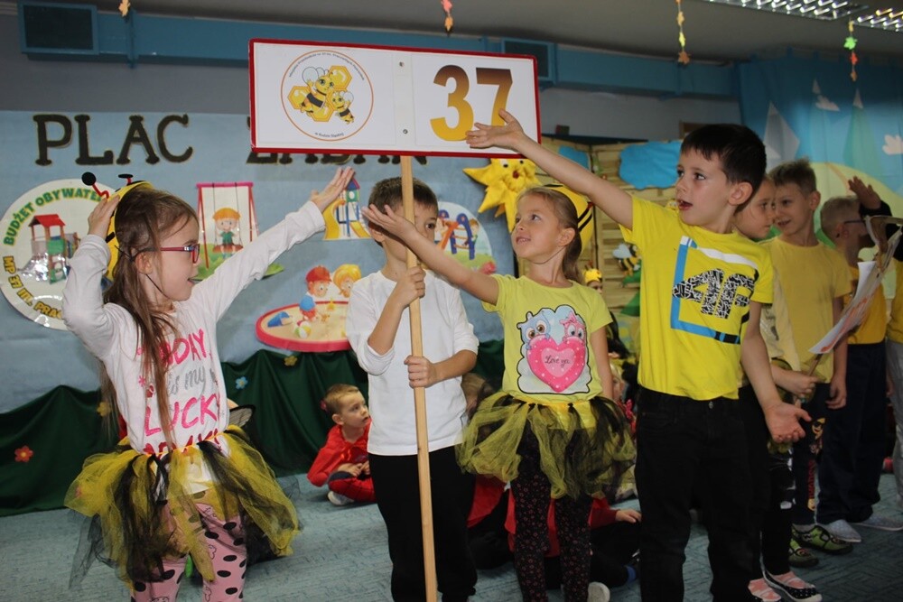 Nowy plac zabaw, plenerowa gra w klasy oraz ścieżka sensoryczna – to atrakcje, z których już mogą korzystać maluchy z miejskiego przedszkola nr 37 w dzielnicy Wirek. Inwestycja powstała w ramach budżetu obywatelskiego.