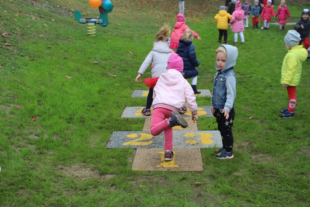 Nowy plac zabaw, plenerowa gra w klasy oraz ścieżka sensoryczna – to atrakcje, z których już mogą korzystać maluchy z miejskiego przedszkola nr 37 w dzielnicy Wirek. Inwestycja powstała w ramach budżetu obywatelskiego.