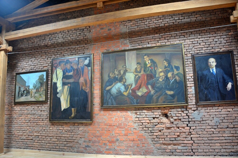 29 kwietnia Muzeum Historii Polski Ludowej po raz 13. otworzyło dla zwiedzających swe podwoje. W nowo wyremontowanym budynku obory powstała sala wystawiennicza, a w niej "Galeria Malarstwa Socrealistycznego". 

fot. Jacek Knapik