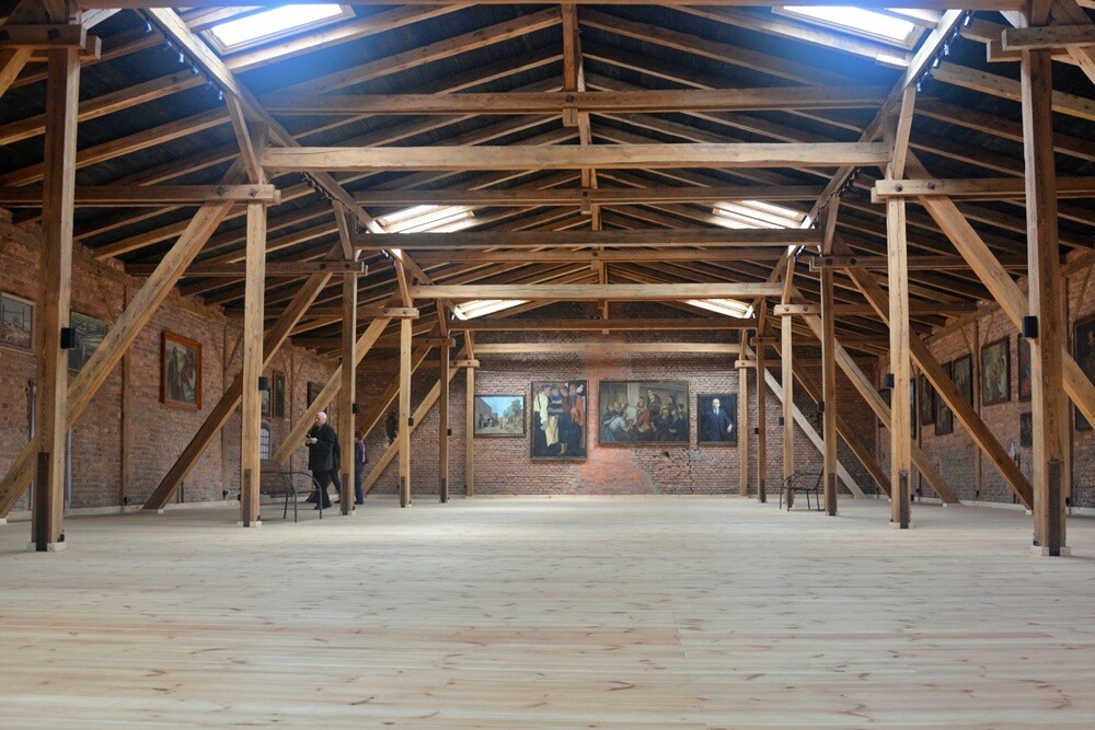 29 kwietnia Muzeum Historii Polski Ludowej po raz 13. otworzyło dla zwiedzających swe podwoje. W nowo wyremontowanym budynku obory powstała sala wystawiennicza, a w niej "Galeria Malarstwa Socrealistycznego". 

fot. Jacek Knapik