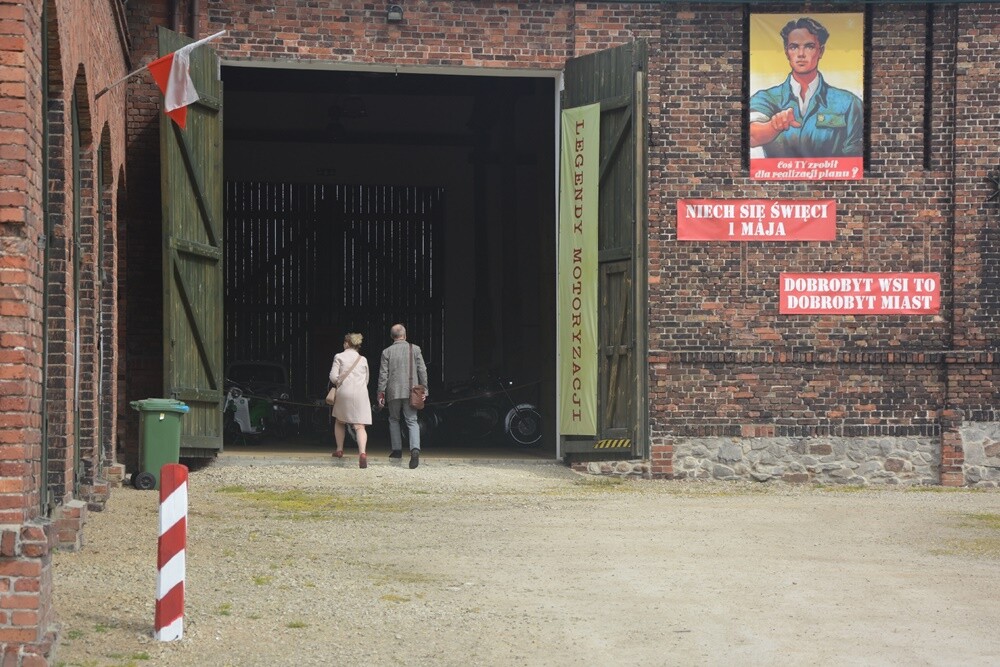 29 kwietnia Muzeum Historii Polski Ludowej po raz 13. otworzyło dla zwiedzających swe podwoje. W nowo wyremontowanym budynku obory powstała sala wystawiennicza, a w niej "Galeria Malarstwa Socrealistycznego". 

fot. Jacek Knapik