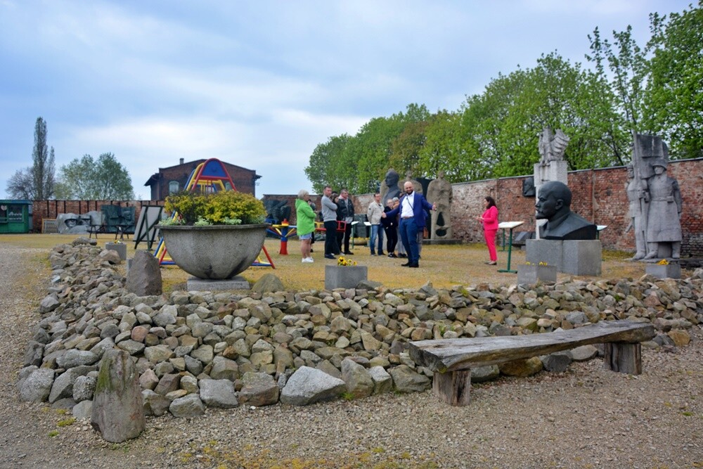 29 kwietnia Muzeum Historii Polski Ludowej po raz 13. otworzyło dla zwiedzających swe podwoje. W nowo wyremontowanym budynku obory powstała sala wystawiennicza, a w niej "Galeria Malarstwa Socrealistycznego". 

fot. Jacek Knapik