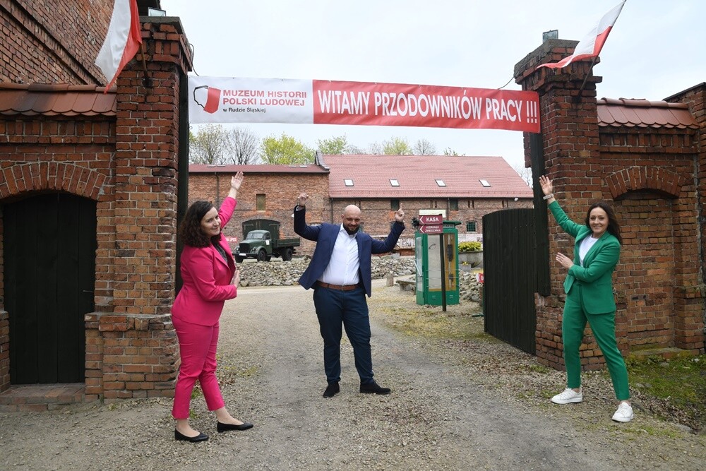 29 kwietnia Muzeum Historii Polski Ludowej po raz 13. otworzyło dla zwiedzających swe podwoje. W nowo wyremontowanym budynku obory powstała sala wystawiennicza, a w niej "Galeria Malarstwa Socrealistycznego". 

fot. Jacek Knapik