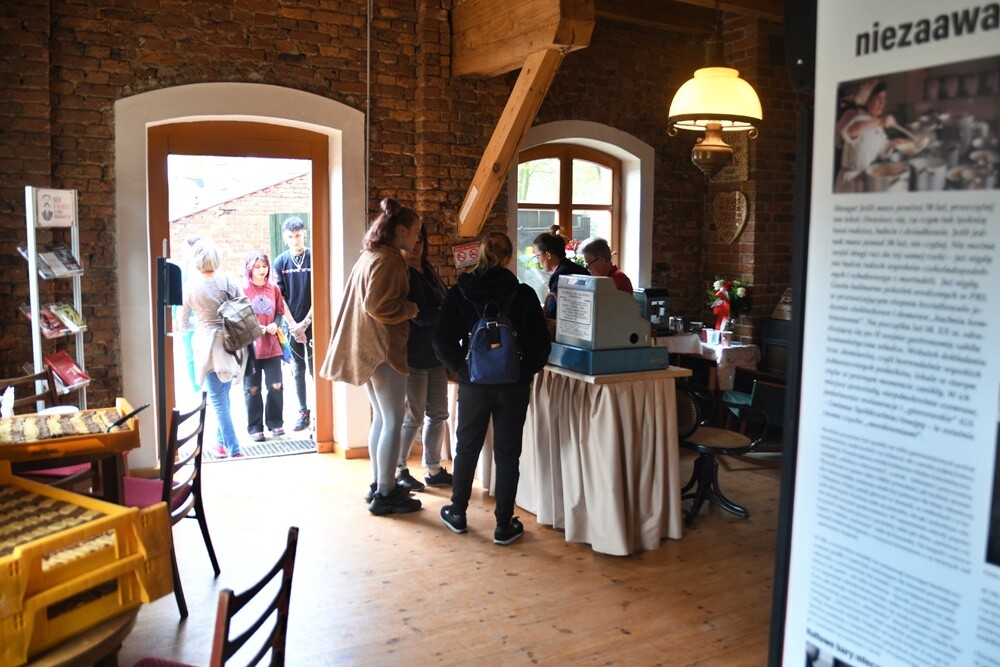 29 kwietnia Muzeum Historii Polski Ludowej po raz 13. otworzyło dla zwiedzających swe podwoje. W nowo wyremontowanym budynku obory powstała sala wystawiennicza, a w niej "Galeria Malarstwa Socrealistycznego". 

fot. Jacek Knapik