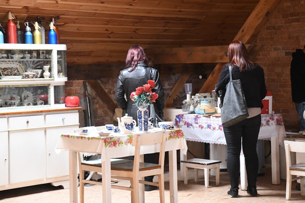 29 kwietnia Muzeum Historii Polski Ludowej po raz 13. otworzyło dla zwiedzających swe podwoje. W nowo wyremontowanym budynku obory powstała sala wystawiennicza, a w niej "Galeria Malarstwa Socrealistycznego". 

fot. Jacek Knapik