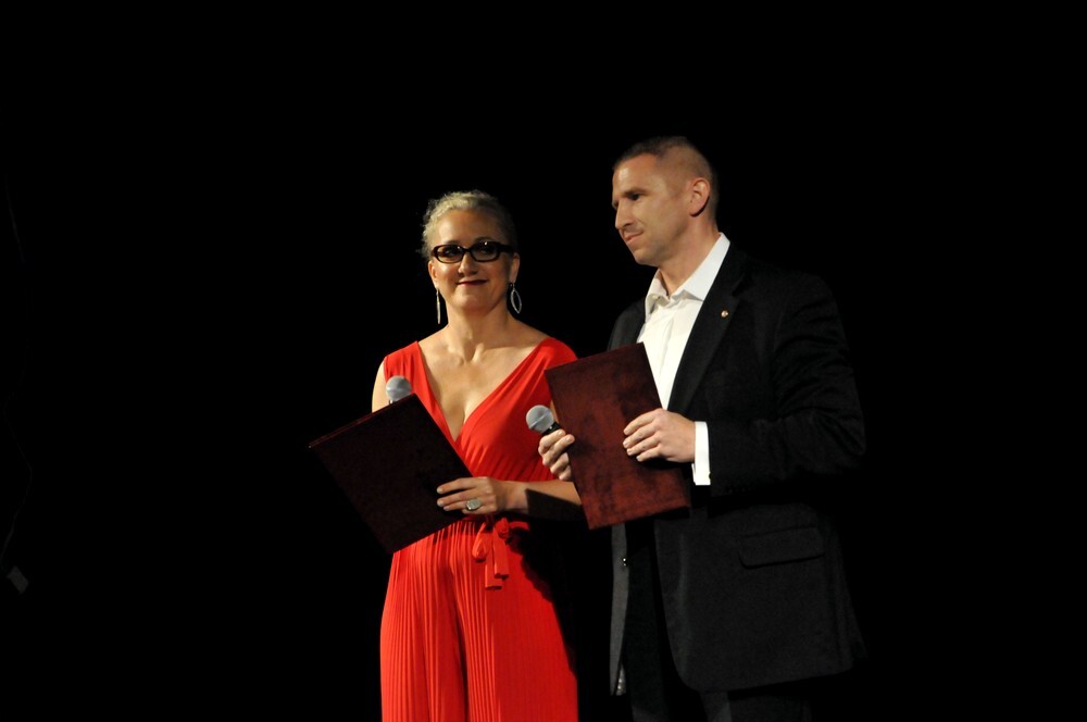 Na deskach sceny bielszowickiego Domu Kultury wystąpili wczoraj rudzcy urzędnicy, którzy w ramach charytatywnego występu przygotowali niesamowity, pełen humoru i autoironii program kabaretowy - w ten sposób wsparli zbiórkę pieniędzy na leczenie chorego na glejaka Kacperka Grajdka.