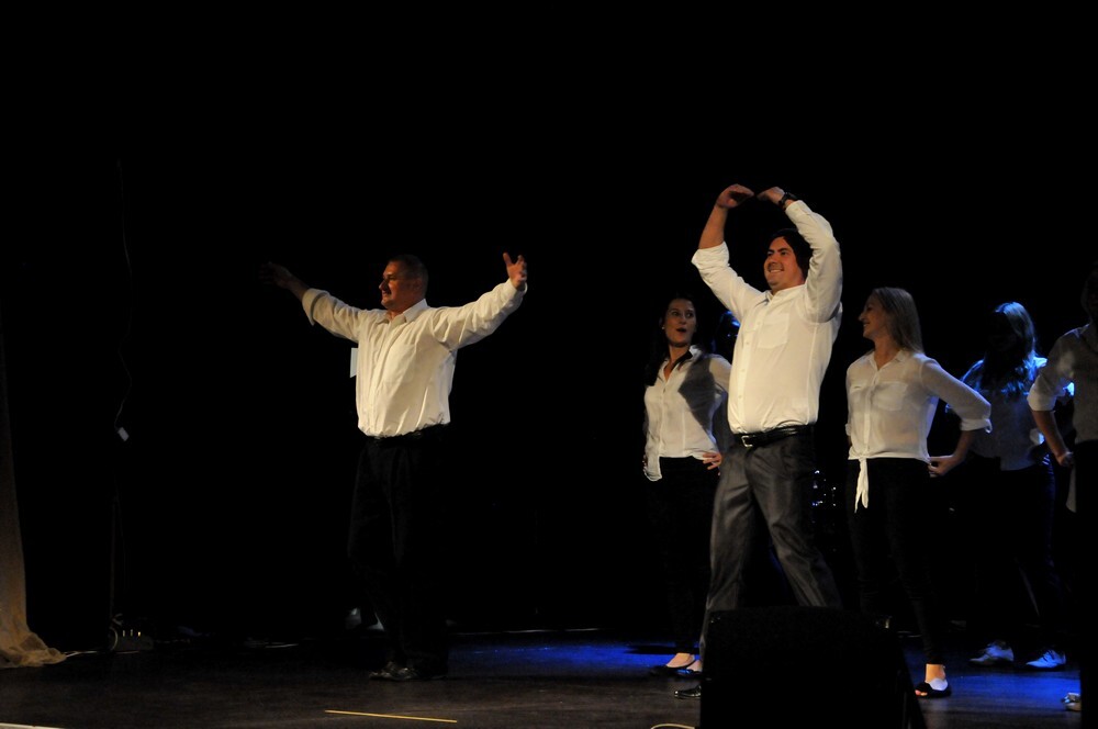 Na deskach sceny bielszowickiego Domu Kultury wystąpili wczoraj rudzcy urzędnicy, którzy w ramach charytatywnego występu przygotowali niesamowity, pełen humoru i autoironii program kabaretowy - w ten sposób wsparli zbiórkę pieniędzy na leczenie chorego na glejaka Kacperka Grajdka.