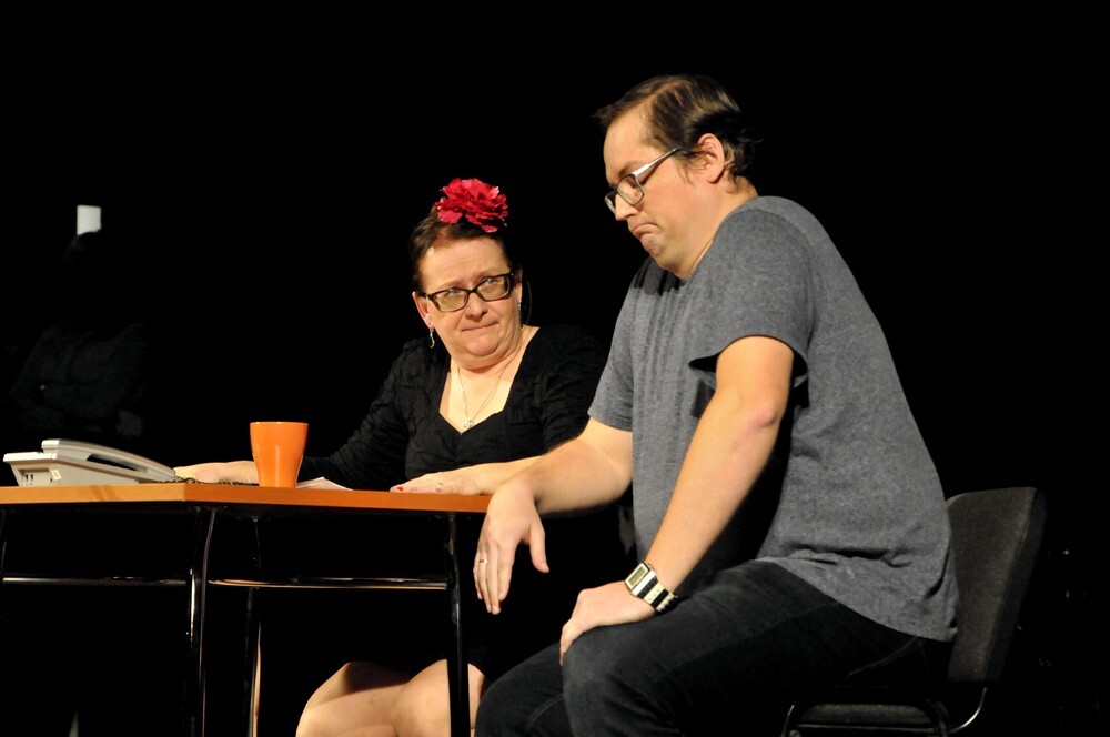 Na deskach sceny bielszowickiego Domu Kultury wystąpili wczoraj rudzcy urzędnicy, którzy w ramach charytatywnego występu przygotowali niesamowity, pełen humoru i autoironii program kabaretowy - w ten sposób wsparli zbiórkę pieniędzy na leczenie chorego na glejaka Kacperka Grajdka.