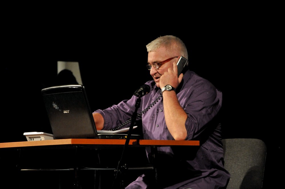 Na deskach sceny bielszowickiego Domu Kultury wystąpili wczoraj rudzcy urzędnicy, którzy w ramach charytatywnego występu przygotowali niesamowity, pełen humoru i autoironii program kabaretowy - w ten sposób wsparli zbiórkę pieniędzy na leczenie chorego na glejaka Kacperka Grajdka.