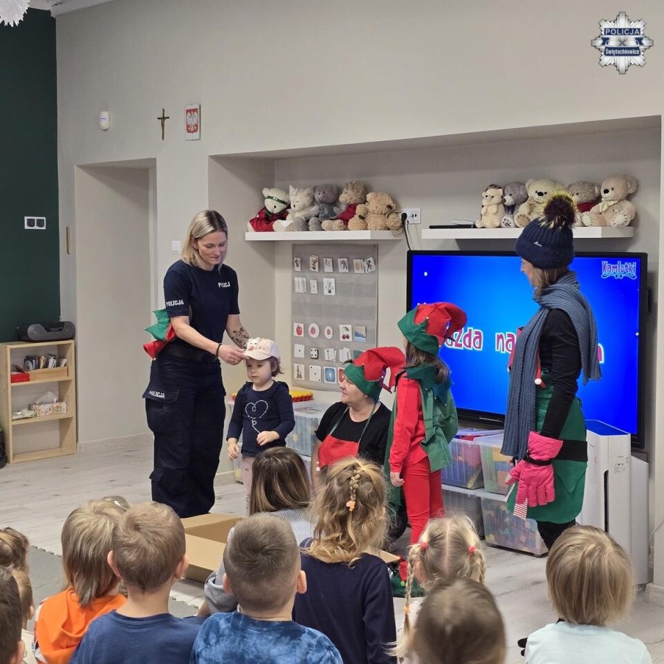 Zimowe bezpieczeństwo – spotkanie policji z dziećmi w Przedszkolu nr 4 / fot. KMP Świętochłowice