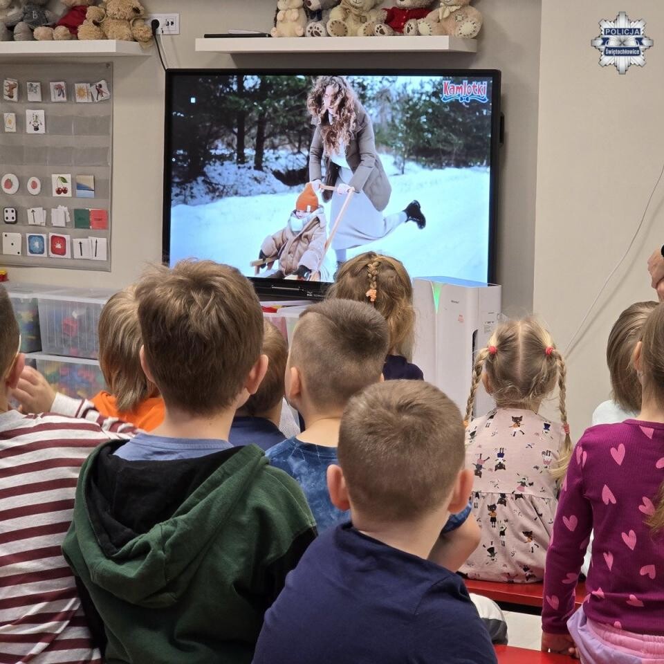 Zimowe bezpieczeństwo – spotkanie policji z dziećmi w Przedszkolu nr 4 / fot. KMP Świętochłowice