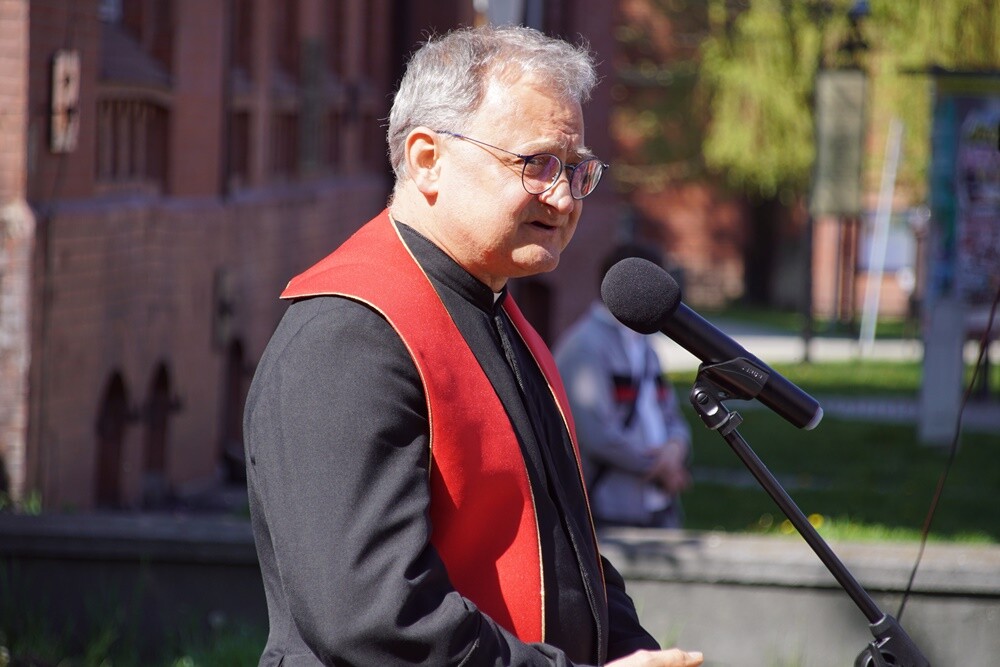 Dzisiaj w Orzegowie odbyła się uroczystość upamiętniająca Powstańców Śląskich pochodzących z tej dzielnicy. Złożone zostały wieńce przy herbie Rzeczypospolitej Polskiej oraz odbył się apel poległych oddający hołd Powstańcom Śląskim wraz z odczytaniem nazwisk osób, które zginęły w Powstaniach Śląskich.