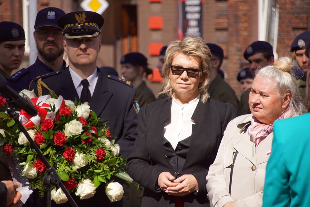 Dzisiaj w Orzegowie odbyła się uroczystość upamiętniająca Powstańców Śląskich pochodzących z tej dzielnicy. Złożone zostały wieńce przy herbie Rzeczypospolitej Polskiej oraz odbył się apel poległych oddający hołd Powstańcom Śląskim wraz z odczytaniem nazwisk osób, które zginęły w Powstaniach Śląskich.