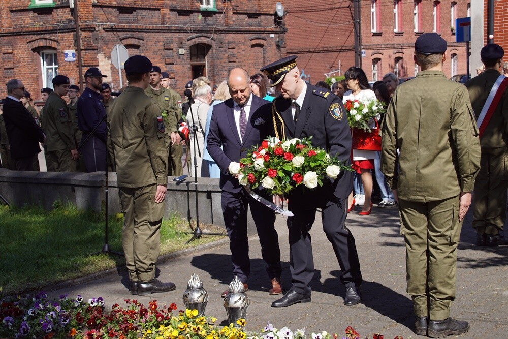 Dzisiaj w Orzegowie odbyła się uroczystość upamiętniająca Powstańców Śląskich pochodzących z tej dzielnicy. Złożone zostały wieńce przy herbie Rzeczypospolitej Polskiej oraz odbył się apel poległych oddający hołd Powstańcom Śląskim wraz z odczytaniem nazwisk osób, które zginęły w Powstaniach Śląskich.