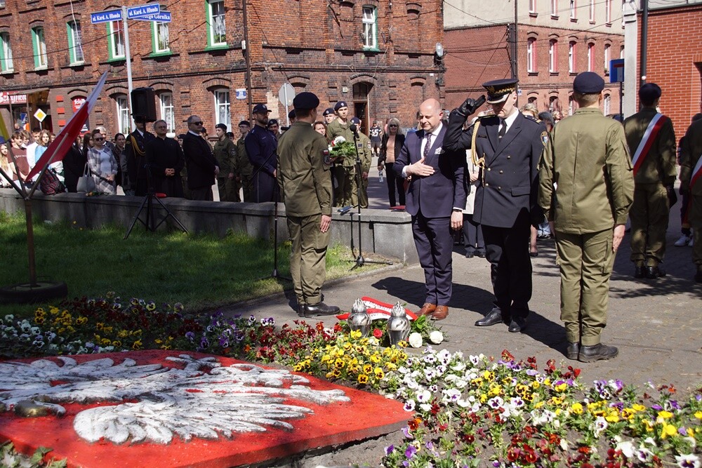 Dzisiaj w Orzegowie odbyła się uroczystość upamiętniająca Powstańców Śląskich pochodzących z tej dzielnicy. Złożone zostały wieńce przy herbie Rzeczypospolitej Polskiej oraz odbył się apel poległych oddający hołd Powstańcom Śląskim wraz z odczytaniem nazwisk osób, które zginęły w Powstaniach Śląskich.