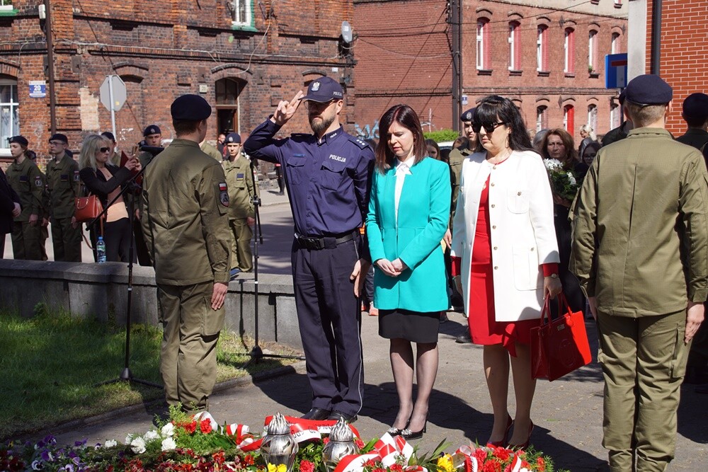 Dzisiaj w Orzegowie odbyła się uroczystość upamiętniająca Powstańców Śląskich pochodzących z tej dzielnicy. Złożone zostały wieńce przy herbie Rzeczypospolitej Polskiej oraz odbył się apel poległych oddający hołd Powstańcom Śląskim wraz z odczytaniem nazwisk osób, które zginęły w Powstaniach Śląskich.