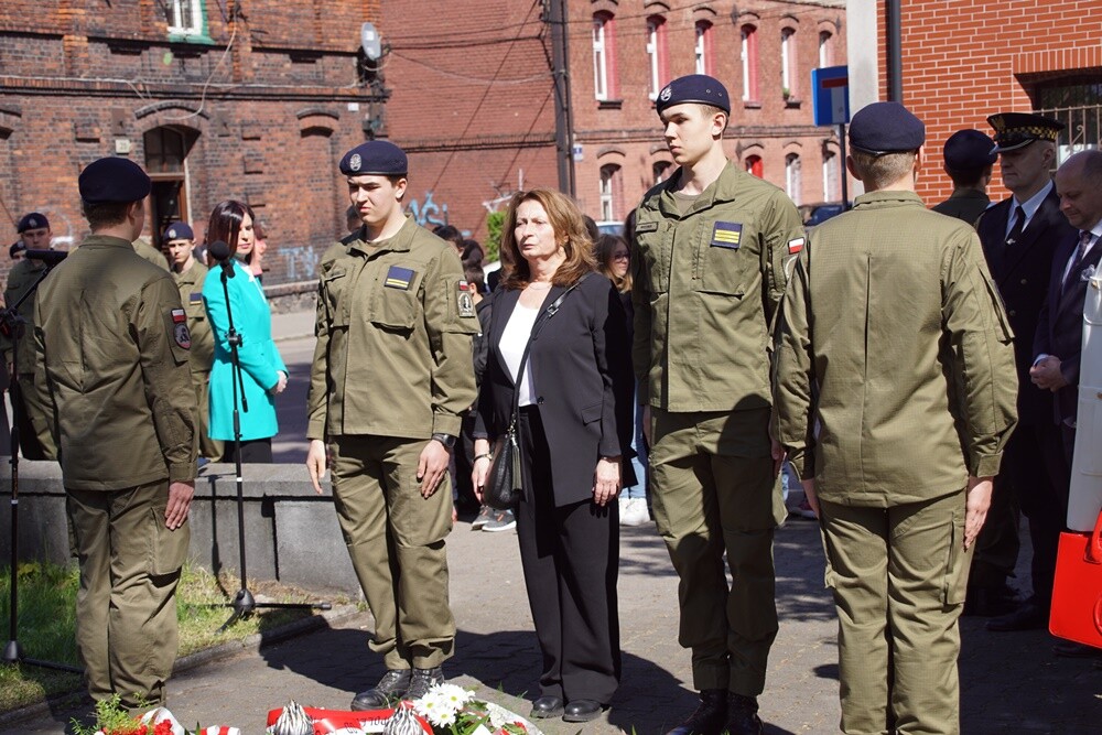 Dzisiaj w Orzegowie odbyła się uroczystość upamiętniająca Powstańców Śląskich pochodzących z tej dzielnicy. Złożone zostały wieńce przy herbie Rzeczypospolitej Polskiej oraz odbył się apel poległych oddający hołd Powstańcom Śląskim wraz z odczytaniem nazwisk osób, które zginęły w Powstaniach Śląskich.