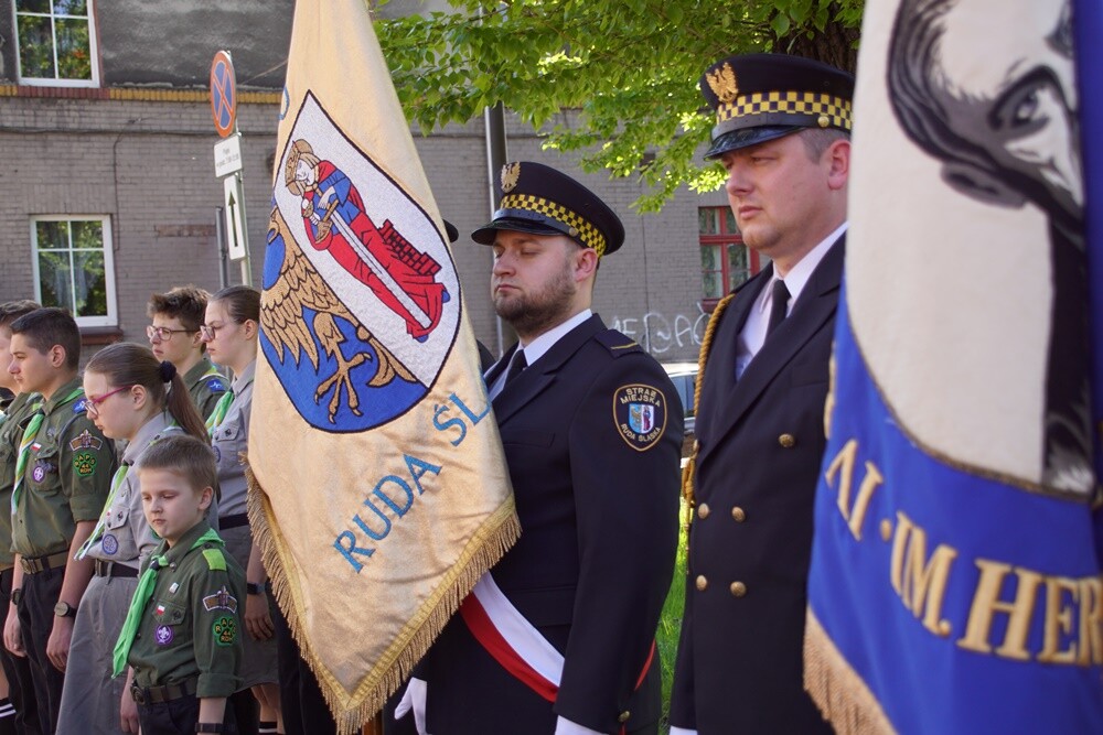 Dzisiaj w Orzegowie odbyła się uroczystość upamiętniająca Powstańców Śląskich pochodzących z tej dzielnicy. Złożone zostały wieńce przy herbie Rzeczypospolitej Polskiej oraz odbył się apel poległych oddający hołd Powstańcom Śląskim wraz z odczytaniem nazwisk osób, które zginęły w Powstaniach Śląskich.