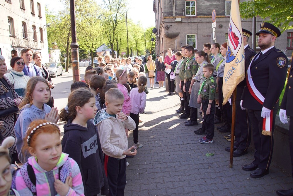 Dzisiaj w Orzegowie odbyła się uroczystość upamiętniająca Powstańców Śląskich pochodzących z tej dzielnicy. Złożone zostały wieńce przy herbie Rzeczypospolitej Polskiej oraz odbył się apel poległych oddający hołd Powstańcom Śląskim wraz z odczytaniem nazwisk osób, które zginęły w Powstaniach Śląskich.
