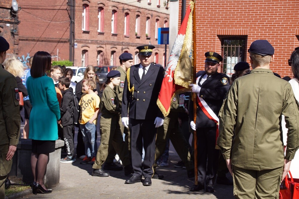 Dzisiaj w Orzegowie odbyła się uroczystość upamiętniająca Powstańców Śląskich pochodzących z tej dzielnicy. Złożone zostały wieńce przy herbie Rzeczypospolitej Polskiej oraz odbył się apel poległych oddający hołd Powstańcom Śląskim wraz z odczytaniem nazwisk osób, które zginęły w Powstaniach Śląskich.