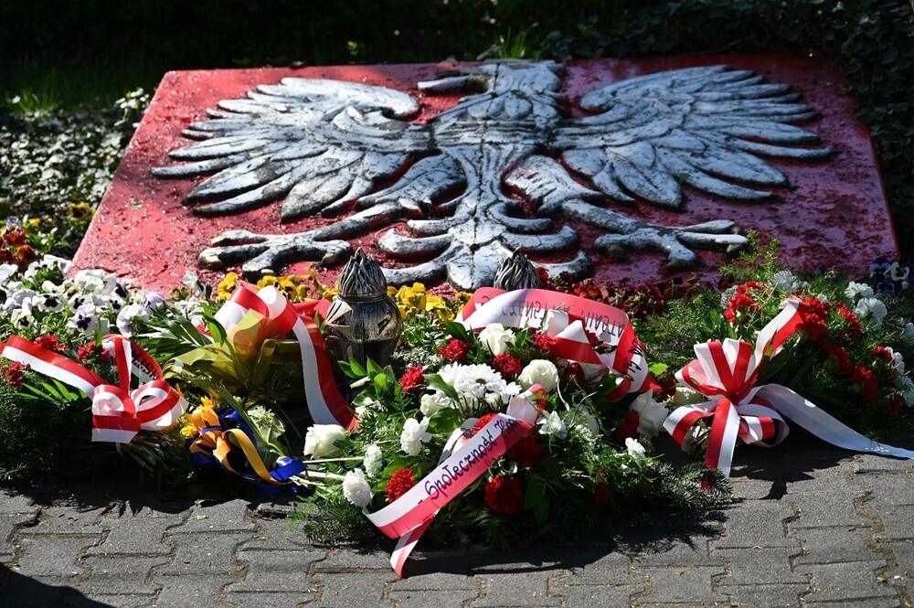 Dzisiaj w Orzegowie odbyła się uroczystość upamiętniająca Powstańców Śląskich pochodzących z tej dzielnicy. Złożone zostały wieńce przy herbie Rzeczypospolitej Polskiej oraz odbył się apel poległych oddający hołd Powstańcom Śląskim wraz z odczytaniem nazwisk osób, które zginęły w Powstaniach Śląskich.
