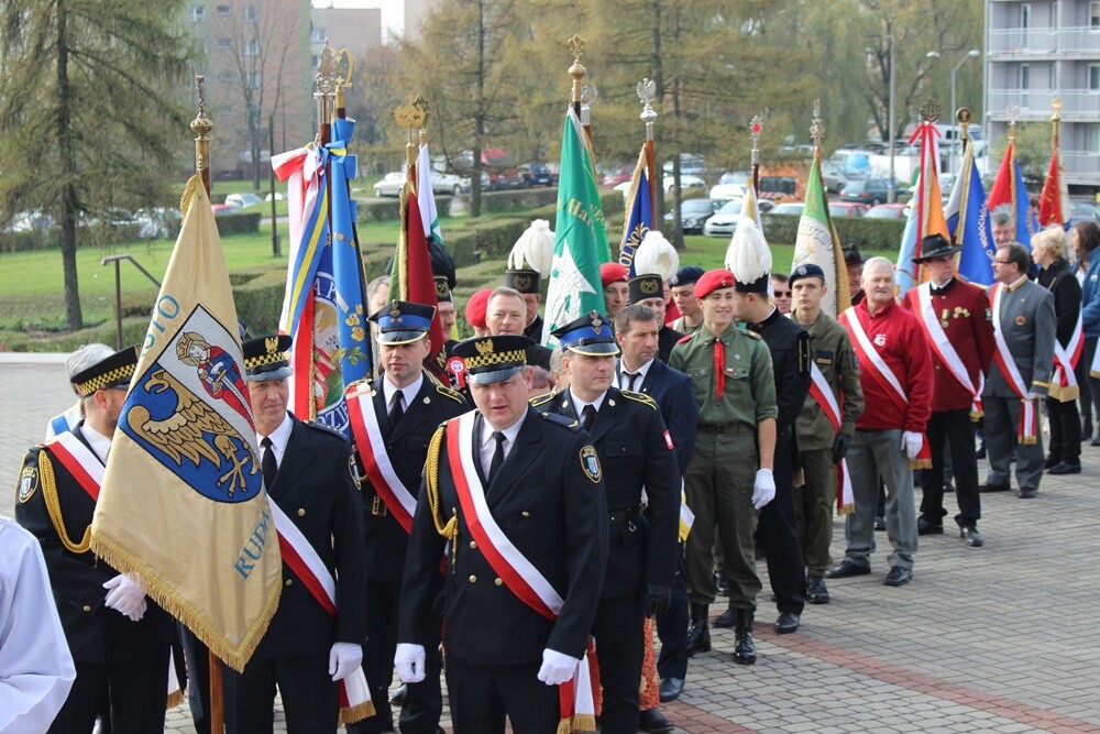 Uroczystości związane z obchodami 104. rocznicy odzyskania niepodległości odbywały się w całej Polsce. Nie zabrakło ich także w Rudzie Śląskiej. 

fot. UM Ruda Śląska