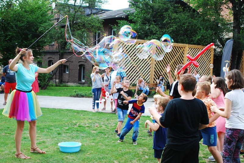 I Powstanie Śląskie wybuchło w nocy z 16 na 17 sierpnia 1919 roku i trwało do 24 sierpnia tego roku. Sto lat później, 17 sierpnia 2019 roku w Rudzie Śląskiej – Orzegowie zorganizowano uroczyste obchody, podczas których oddano cześć powstańcom.
Był piknik patriotyczny, zorganizowano grę miejską, a o godz. 18.00 w kościele pw. św. Michała Archanioła odbyła się uroczysta msza święta, a po niej miał miejsce apel pod pomnikiem Obrońców Ojczyzny przy ul. Hlonda. Nie zapomniano też o najmłodszych, dla których przygotowano animacje oraz warsztaty, które poprowadzili pracownicy Muzeum Miejskiego im. Maksymiliana Chroboka.