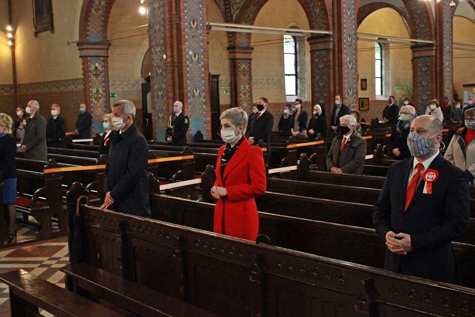 Tegoroczne obchody rocznicy uchwalenia Konstytucji 3 Maja nie wyglądały tak, jak zazwyczaj. Grono osób uczestniczących we mszy świętej w intencji Ojczyzny i Miasta w kościele Trójcy Przenajświętszej w Kochłowicach musiało zostać ograniczone zgodnie z obowiązującymi zasadami bezpieczeństwa.