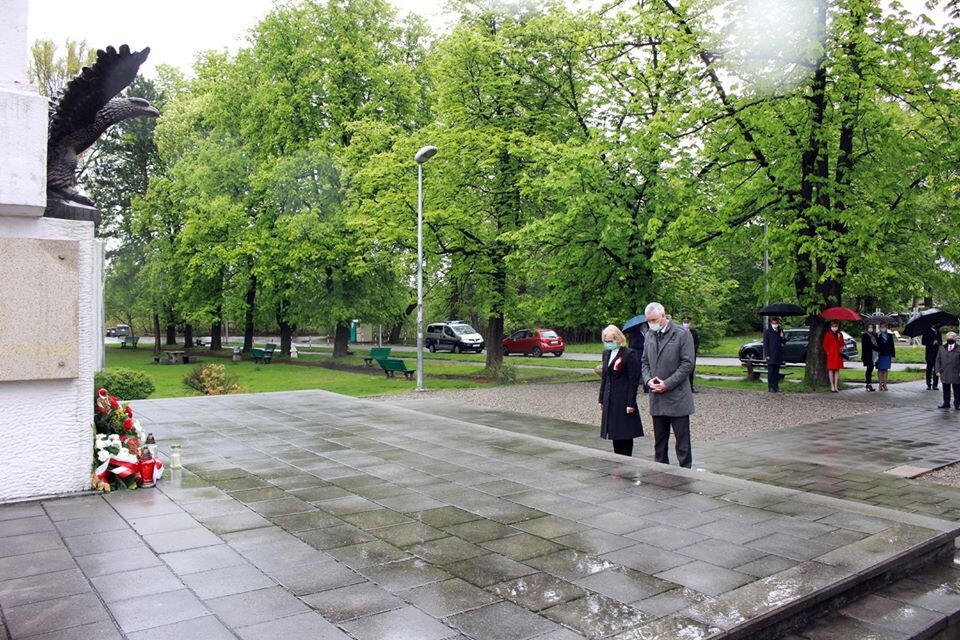 Tegoroczne obchody rocznicy uchwalenia Konstytucji 3 Maja nie wyglądały tak, jak zazwyczaj. Grono osób uczestniczących we mszy świętej w intencji Ojczyzny i Miasta w kościele Trójcy Przenajświętszej w Kochłowicach musiało zostać ograniczone zgodnie z obowiązującymi zasadami bezpieczeństwa.