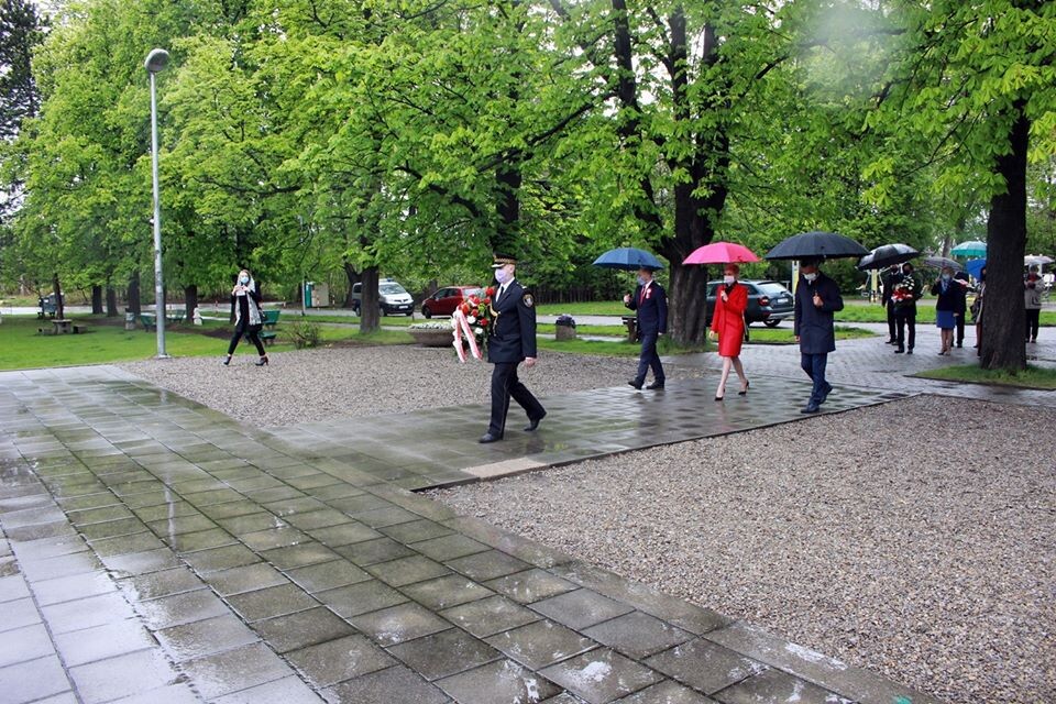 Tegoroczne obchody rocznicy uchwalenia Konstytucji 3 Maja nie wyglądały tak, jak zazwyczaj. Grono osób uczestniczących we mszy świętej w intencji Ojczyzny i Miasta w kościele Trójcy Przenajświętszej w Kochłowicach musiało zostać ograniczone zgodnie z obowiązującymi zasadami bezpieczeństwa.