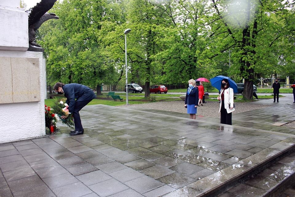 Tegoroczne obchody rocznicy uchwalenia Konstytucji 3 Maja nie wyglądały tak, jak zazwyczaj. Grono osób uczestniczących we mszy świętej w intencji Ojczyzny i Miasta w kościele Trójcy Przenajświętszej w Kochłowicach musiało zostać ograniczone zgodnie z obowiązującymi zasadami bezpieczeństwa.